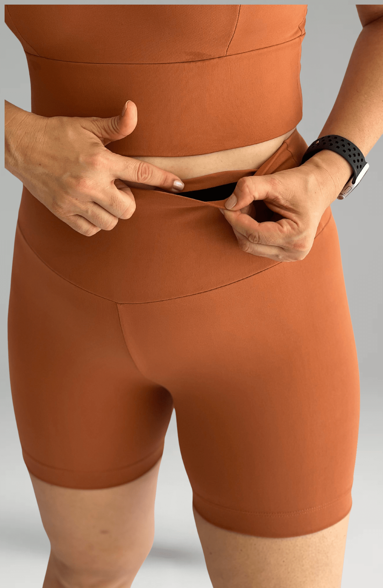 Short intermediário caramelo