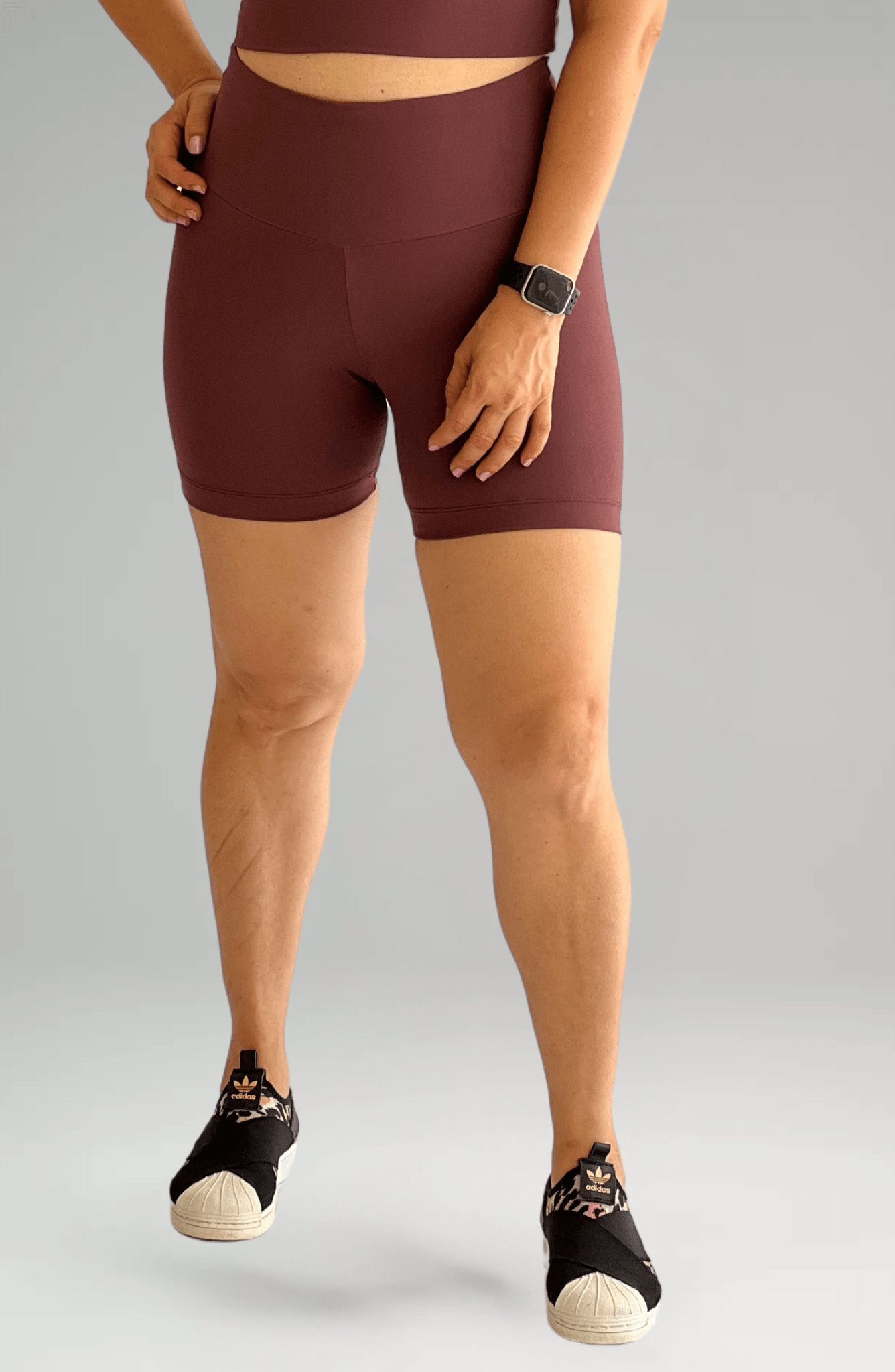 Short intermediário marrom