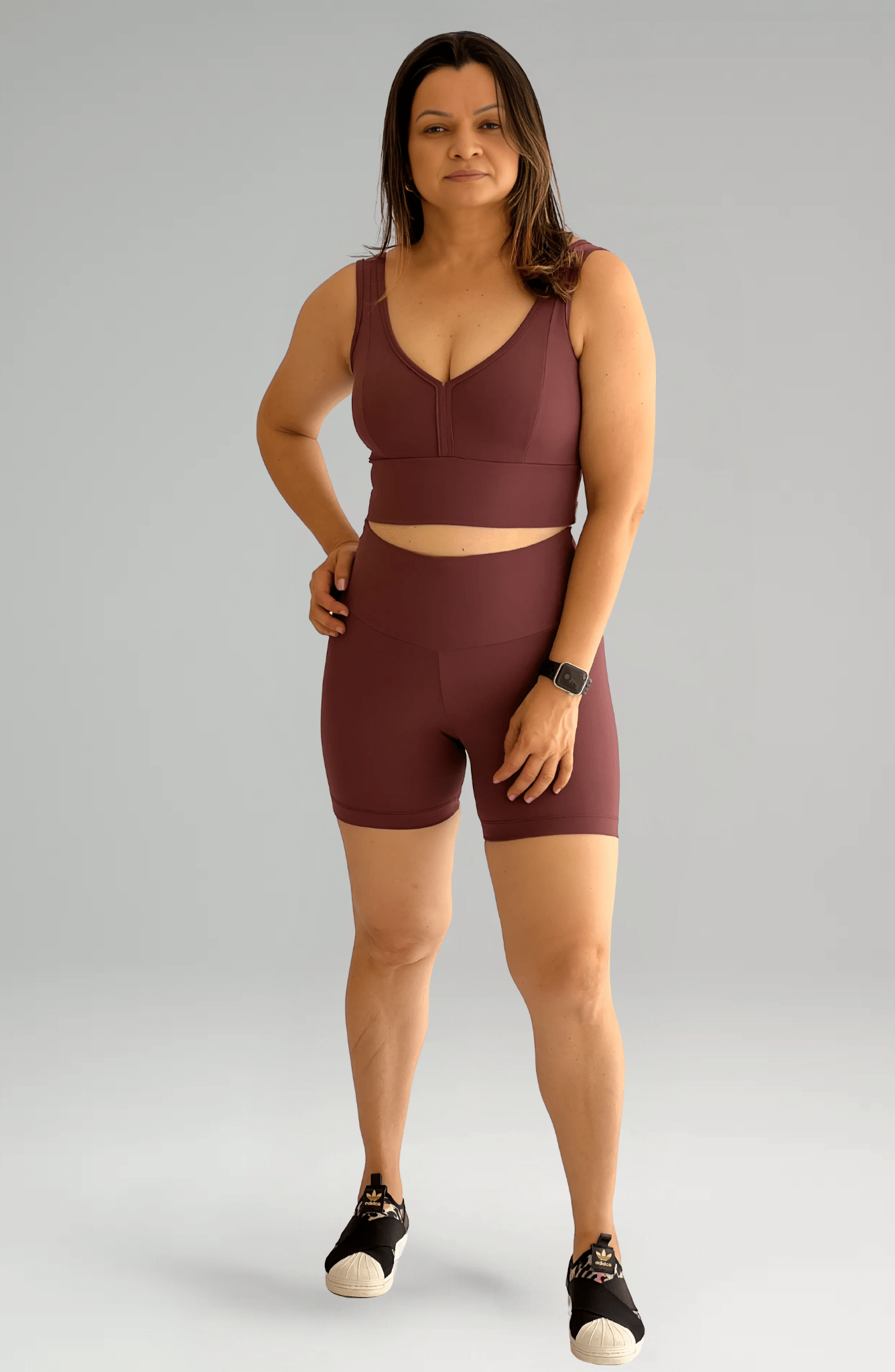 Short intermediário marrom