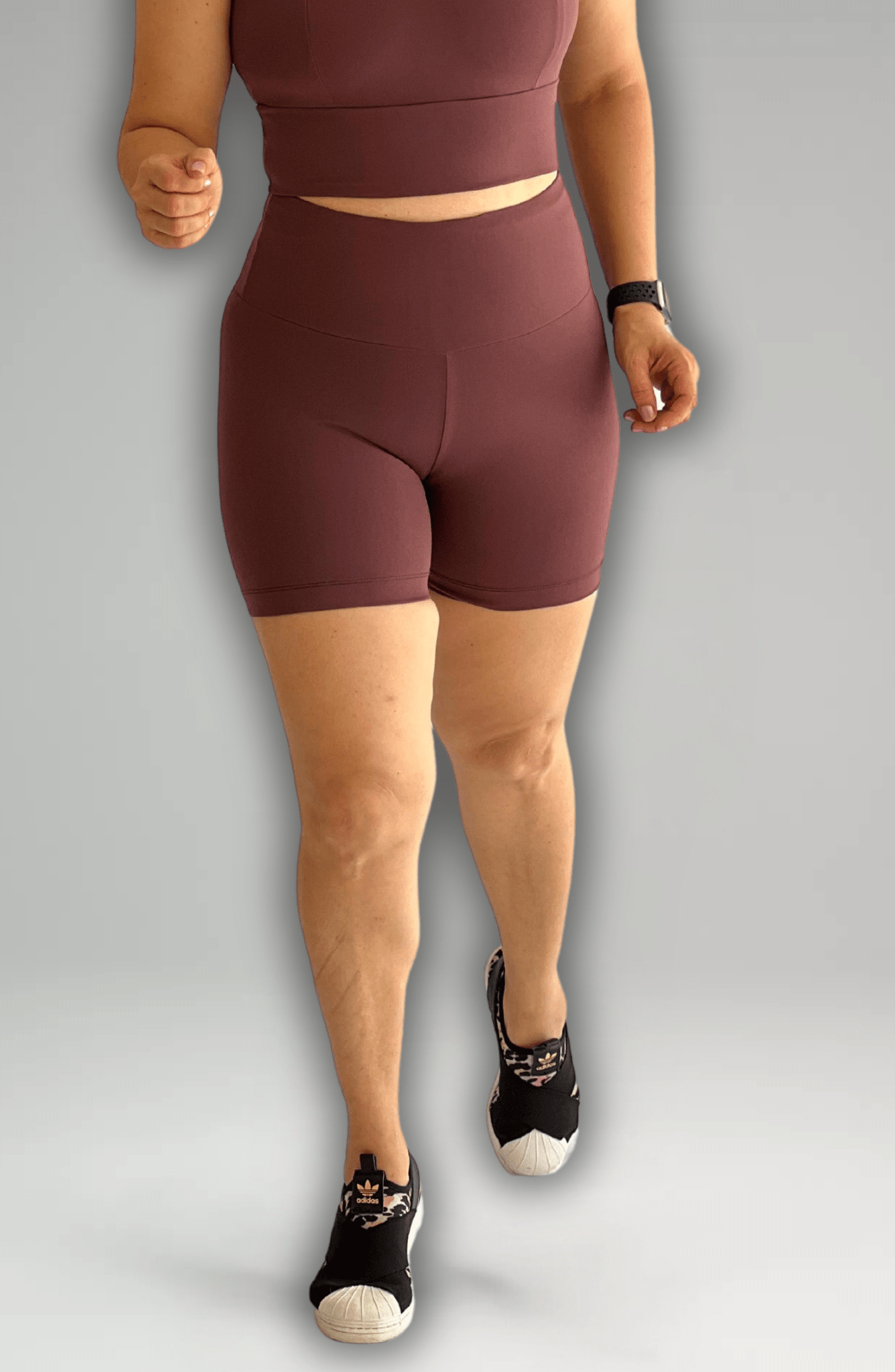 Short intermediário marrom