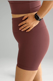 Short intermediário marrom