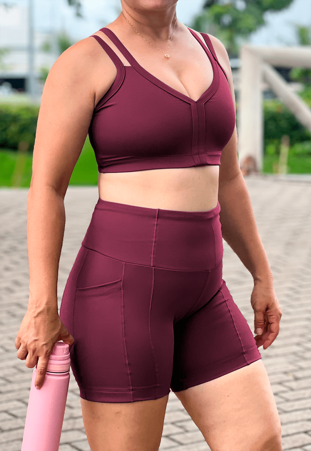 Short intermediário com bolso lateral vinho