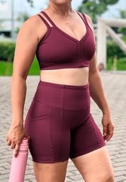 Short intermediário com bolso lateral vinho