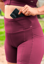 Short intermediário com bolso lateral vinho