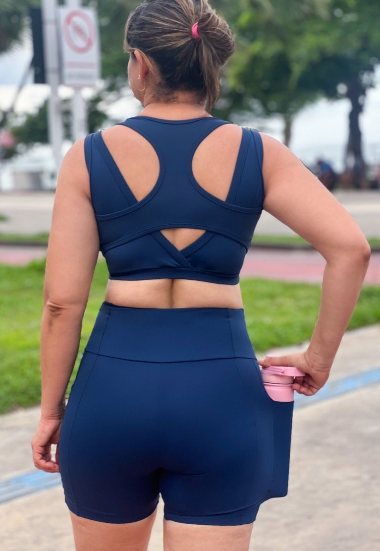 Short intermediário com bolso lateral azul marinho