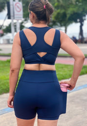 Short intermediário com bolso lateral azul marinho