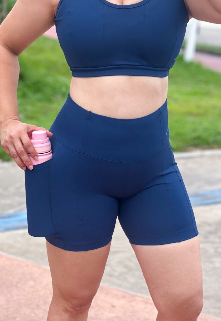Short intermediário com bolso lateral azul marinho