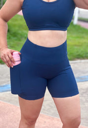 Short intermediário com bolso lateral azul marinho