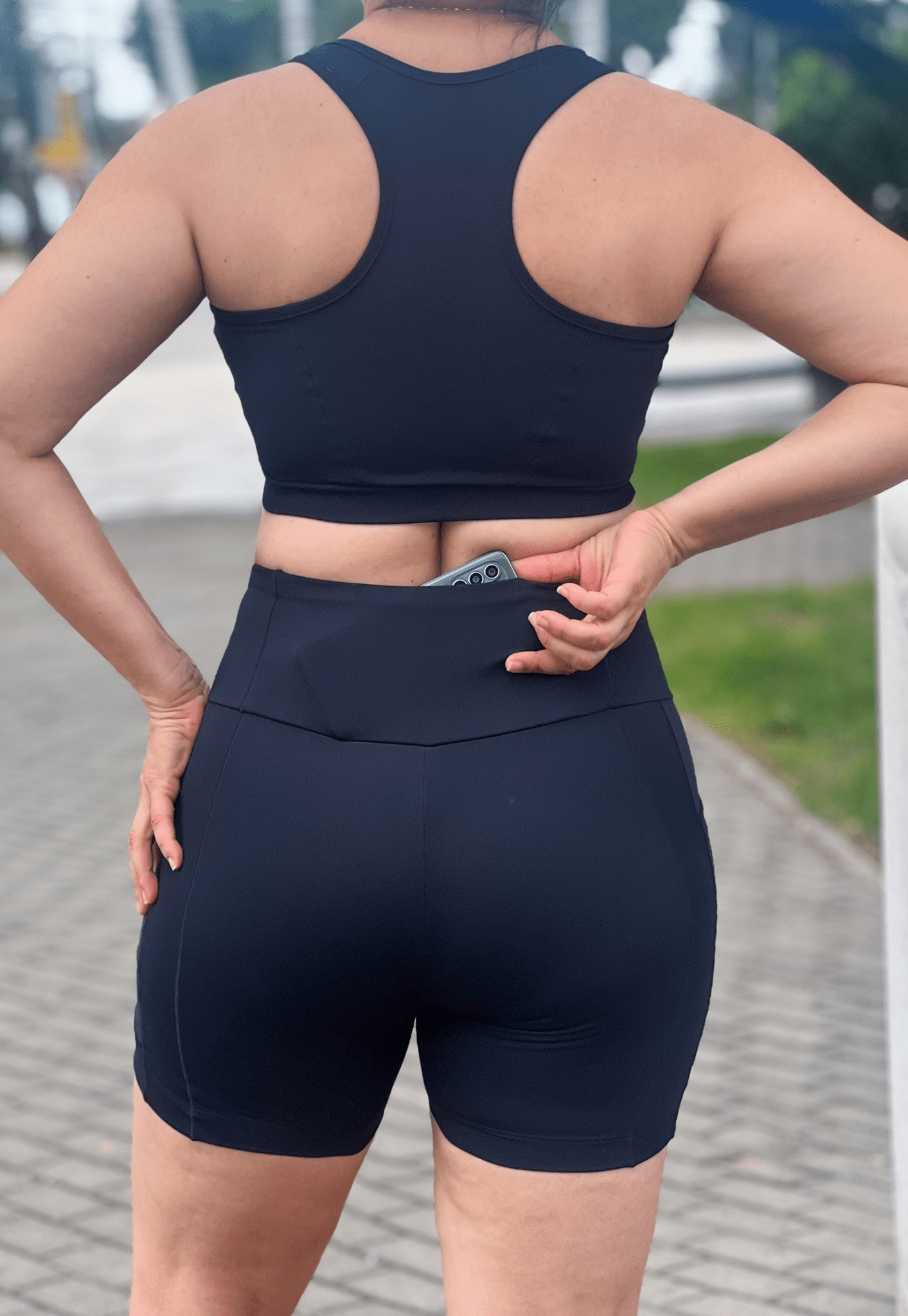 Short intermediário com bolso lateral preto