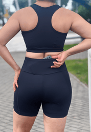 Short intermediário com bolso lateral preto