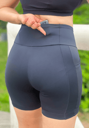 Short intermediário com bolso lateral preto