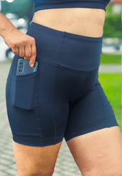 Short intermediário com bolso lateral preto