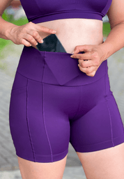 Short intermediário com bolso lateral beringela