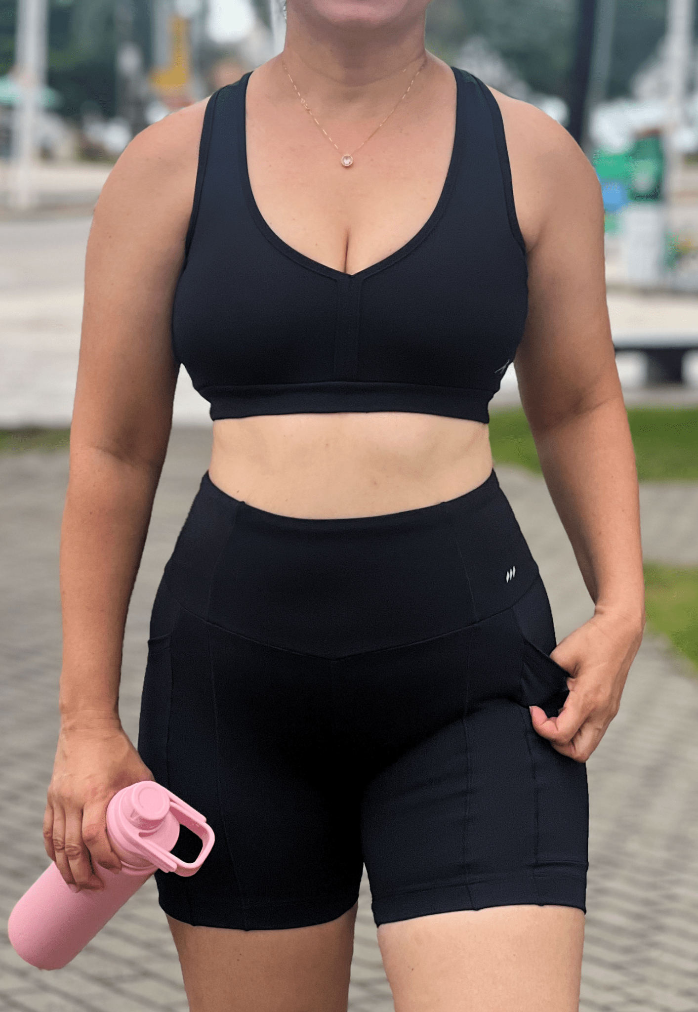 Short intermediário com bolso lateral preto