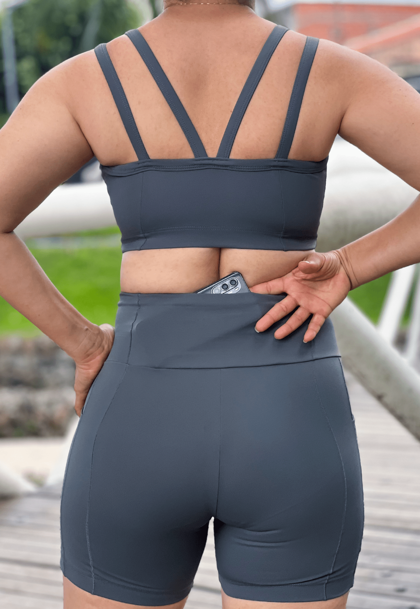 Short intermediário com bolso lateral cinza