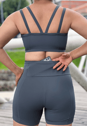 Short intermediário com bolso lateral cinza