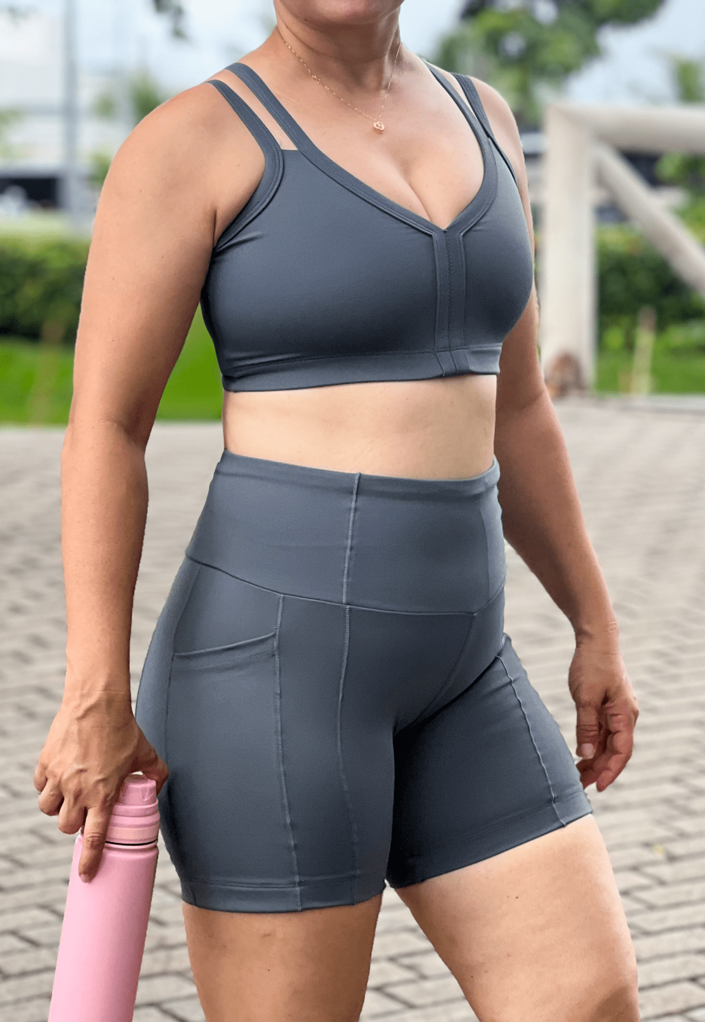 Short intermediário com bolso lateral cinza