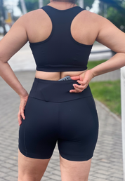 Short intermediário com bolso lateral preto