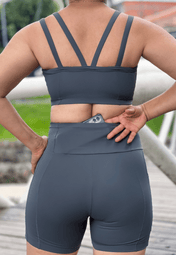 Short intermediário com bolso lateral cinza