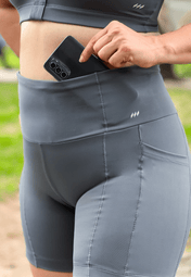 Short intermediário com bolso lateral cinza