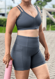 Short intermediário com bolso lateral cinza